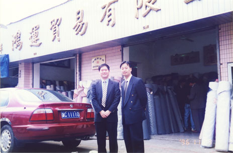 A photo of Pang Jian and president of Hexin Group Zhu Shanzhong
