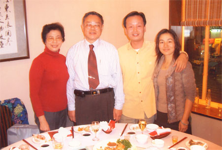 <P>A photo of General Manager Pang Jian and Wenzhou writer Ye Yonglie couples</P>